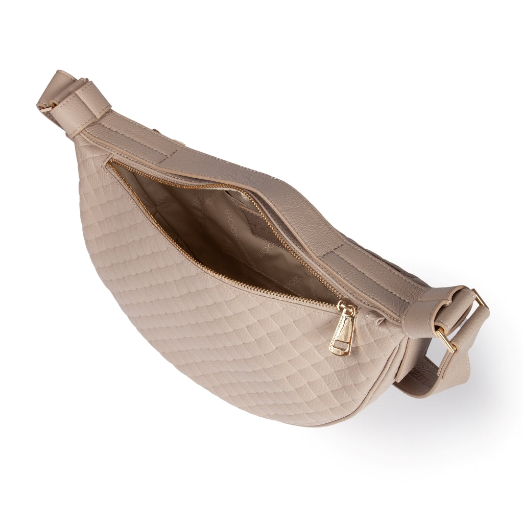 Micol Banana small Woven cross body in vitello stampato intreccio con tracolla regolabile