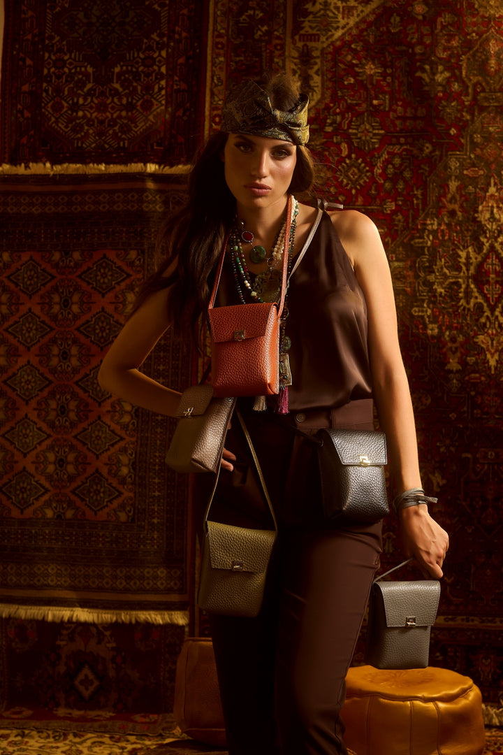 Elodie minibag and phoneholder in leather with practical external pocket and adjustable shoulder strap